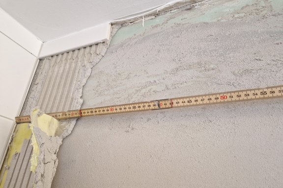 Beurteilung von verschiedenen Wanduntergründen im Zusammenhang mit abgelösten Wandplatten
