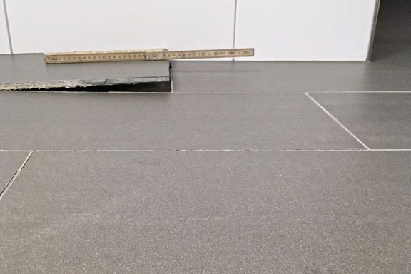 Beurteilung von Wasserschäden & abgelösten Plattenbelägen